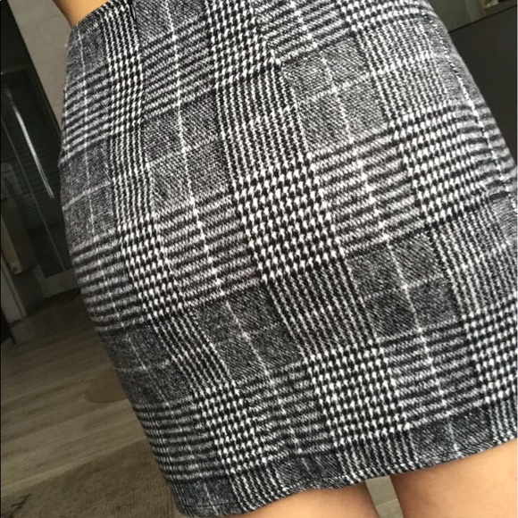 ✨Black & White Plaid Mini Skirt✨ - Picture 4 of 8